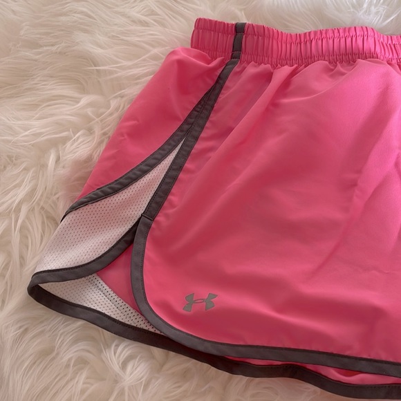 Size medium under armour shorts. Athletic wear - Picture 1 of 3